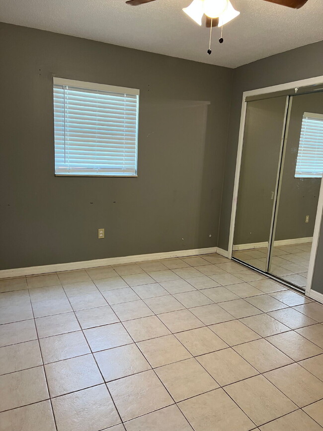 Building Photo - Adorable 3 bedroom 2 bath rental with fully fenced yard