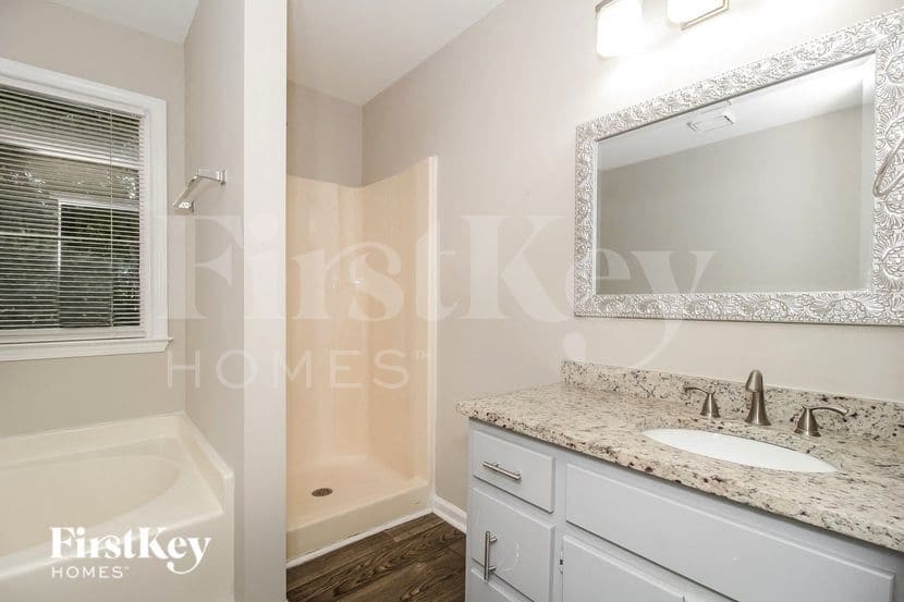 Building Photo - 1985 Castle Royale Dr