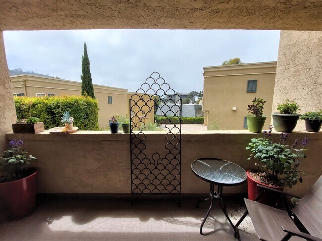 Building Photo - 2420 Torrey Pines Rd