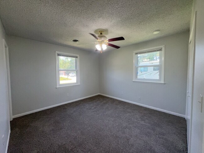 Building Photo - 94 Vandergrift Dr