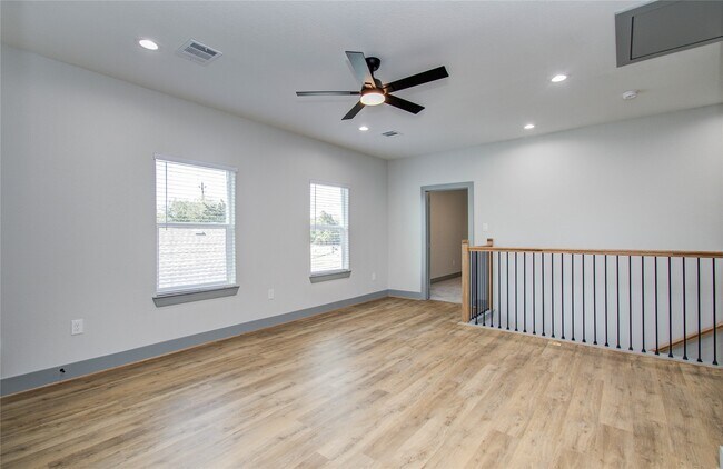 Building Photo - 837 S Victory Dr