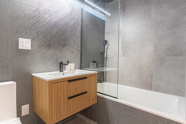 Building Photo - 631 Wilson Ave