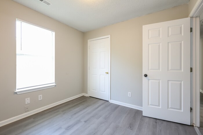 Building Photo - 408 Raspberry Ln