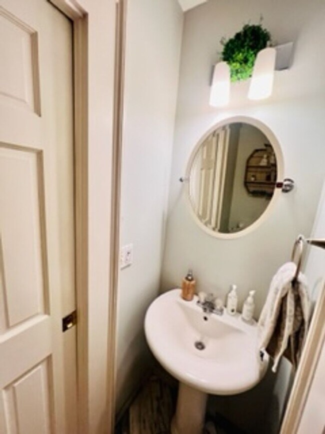 Building Photo - 227 W Broughton St