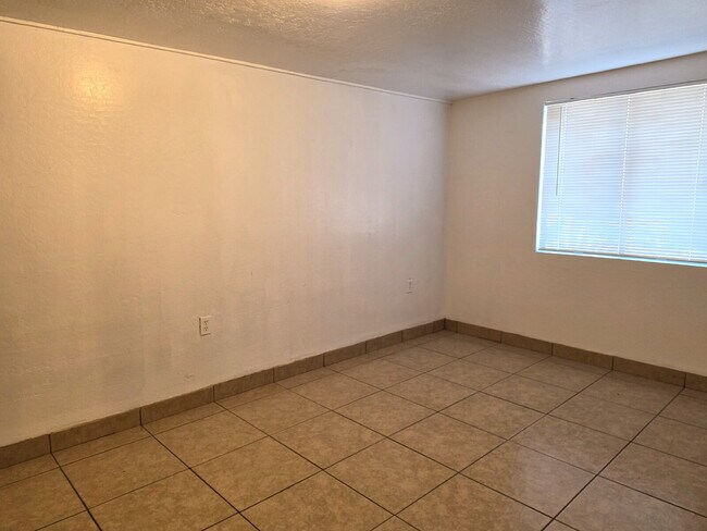 Building Photo - MOVE-IN READY 3 BEDROOM WITH $250 BONUS – ALL TILE & CENTRAL AIR OFFERING $500 GIFT CARE AFTER SU...
