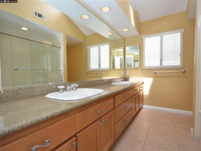 Building Photo - 655 Sun Tree Ct