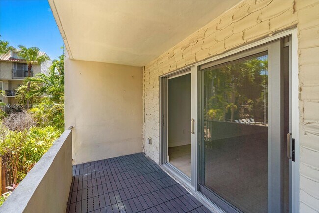 Building Photo - 6886 N Kendall Dr