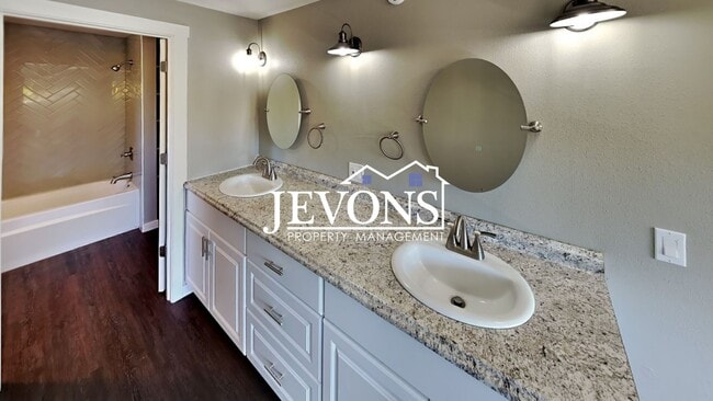 Building Photo - Near Randall Park - Charming home with two kitchens and washer/dryer included!