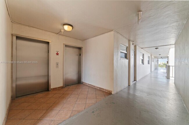 Building Photo - 16450 Miami Dr