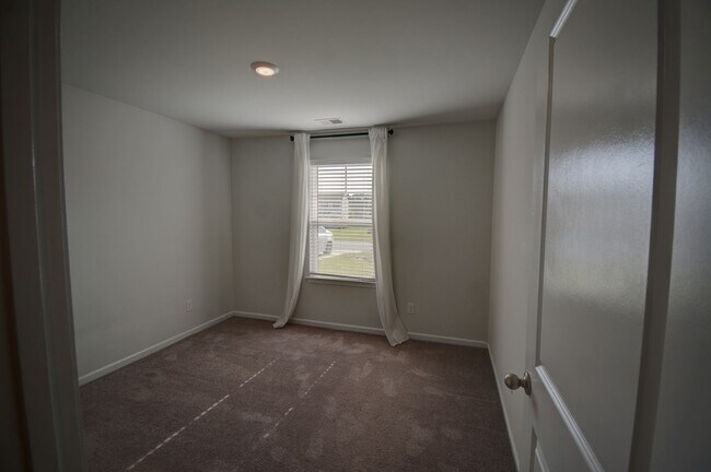 Building Photo - 13 Evian Ct