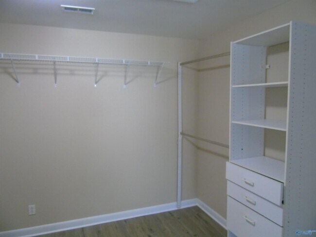 Building Photo - 2504 Maysville Cir NE