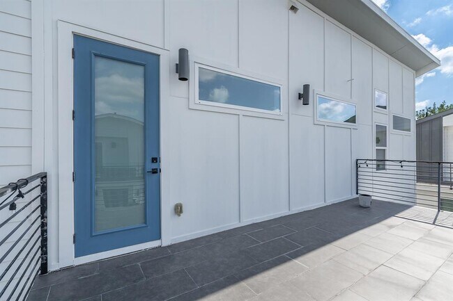Building Photo - 1419 Montopolis Dr