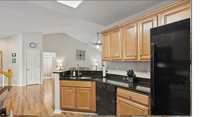 Building Photo - Spacious 3/2 Available Now!