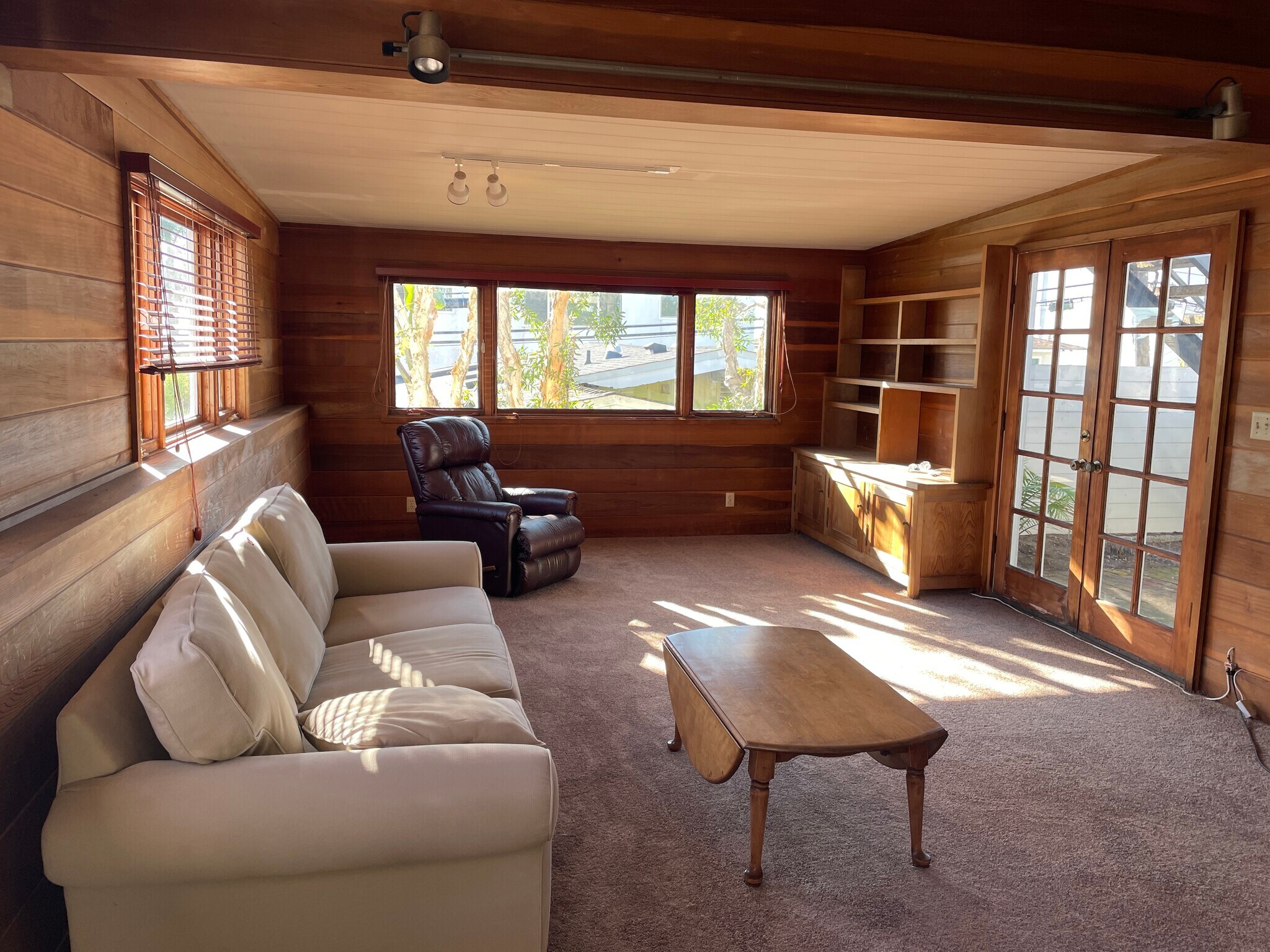 Family room - 2125 Manhattan Ave