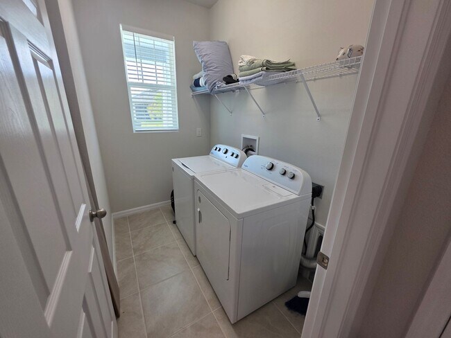 Building Photo - 5914 Hidden Br Dr