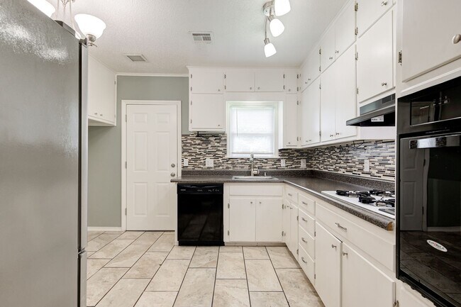 Building Photo - Super Cute Brick Home in Uptown OKC!