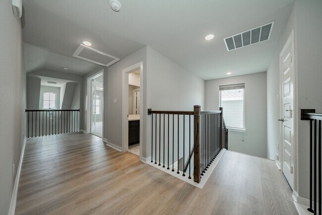 Building Photo - Stunning 4-bedroom, 3-bathroom home locate...