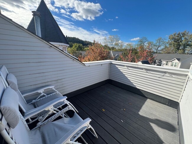 Building Photo - Beautiful 3 Bed/ 3 Bath Townhome in Private cul-de-sac in Shadyside!