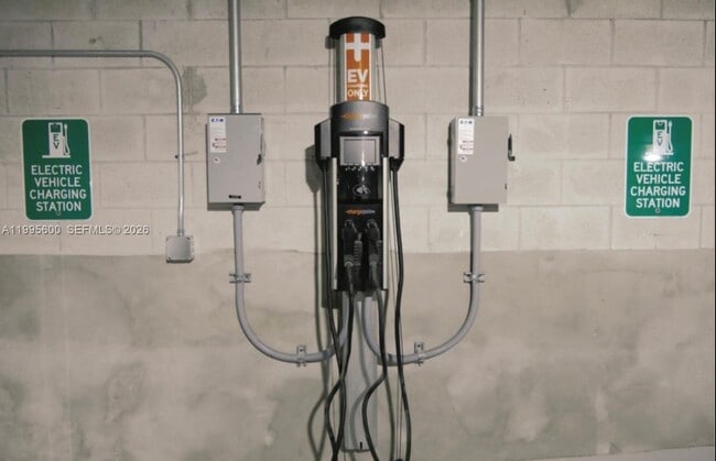 Building Photo - 301 Altara Ave