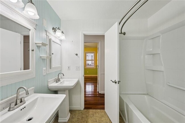 Building Photo - 182 Oak Forest Dr