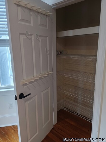 Building Photo - 467 E 8th St