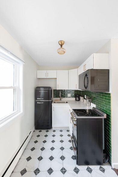 Building Photo - 202 S Henry St