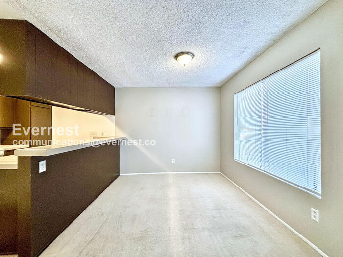 Building Photo - 3215 Midway Dr