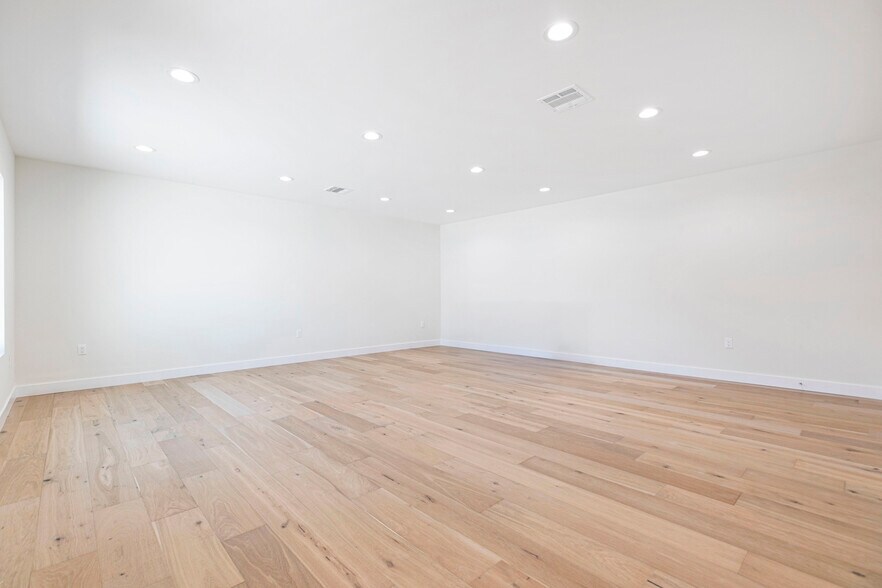Building Photo - 10446 Woodley Ave