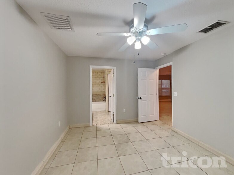 Building Photo - 10221 Summerview Cir