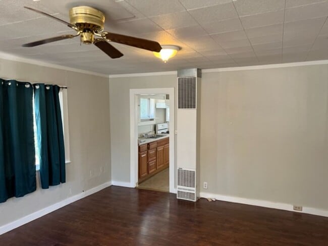 Building Photo - CHARMING OLDER 2 BEDROOM HOME W/ BUILT INS
