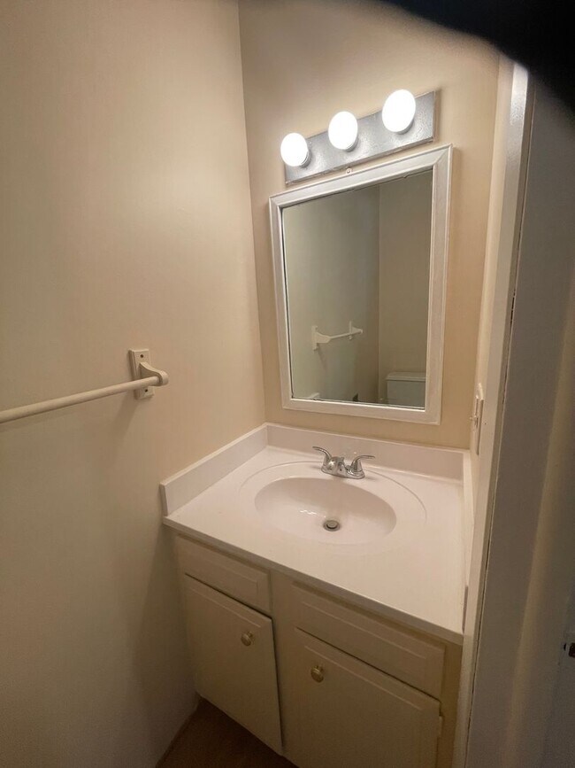 Building Photo - Three Bedroom, one-and-a-half-bathroom Townhome in NW Rochester MN