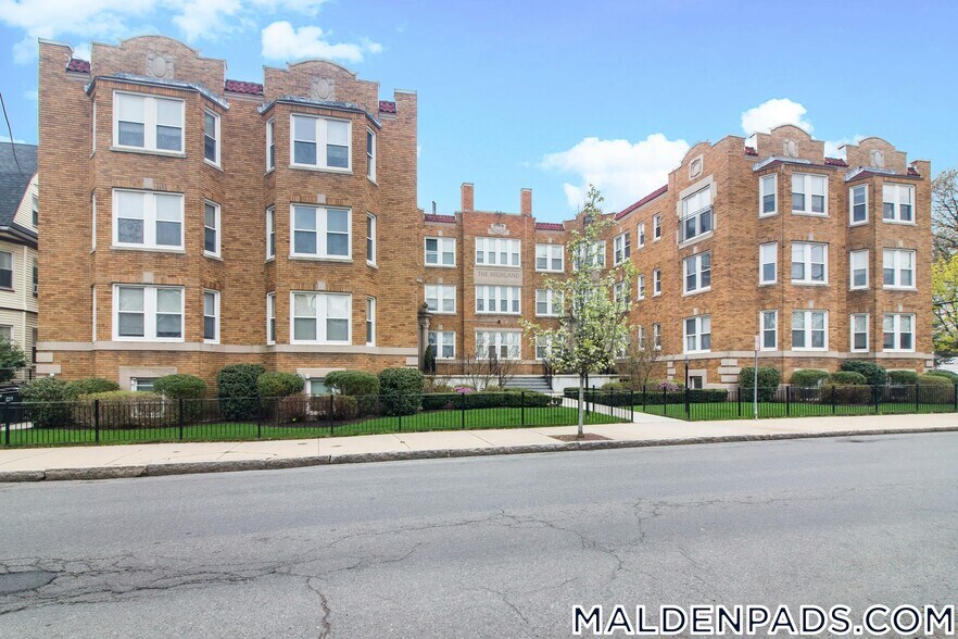 Building Photo - 170 Maple St