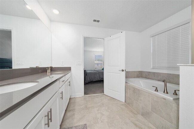 Building Photo - 11328 Listening Dr