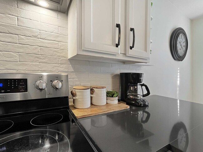 Building Photo - 515 E Huntingdon St