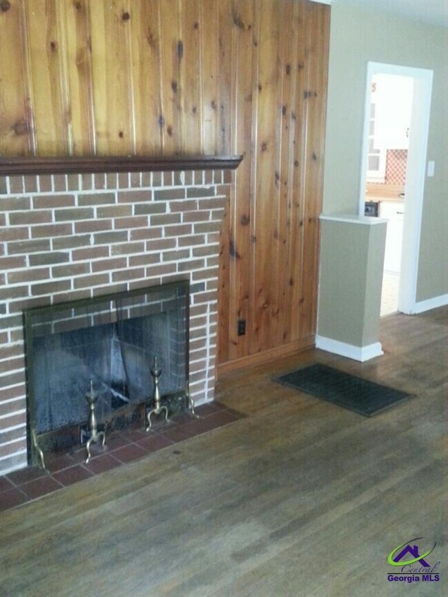 Building Photo - 323 Bernard Dr