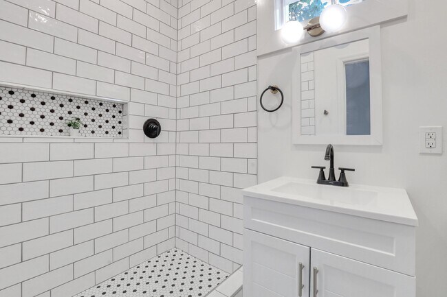 Master Bath - 614 E 40th St