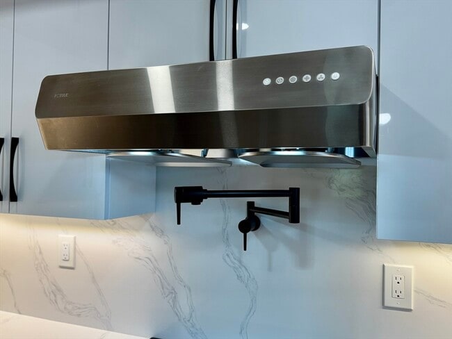 Building Photo - 12 Linden St