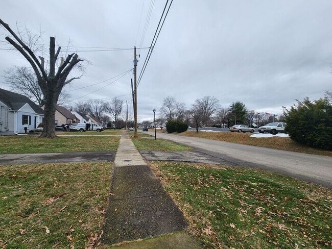 Building Photo - Beautiful and Spacious 3BR 2BA Home w/ Remodeled Kitchen • Patio & Fenced Yard in St. Matthews
