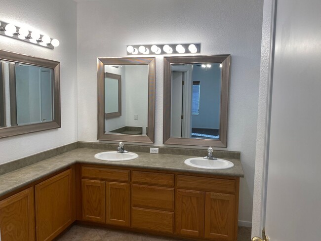 Building Photo - Great location on this split floorplan 3 b...