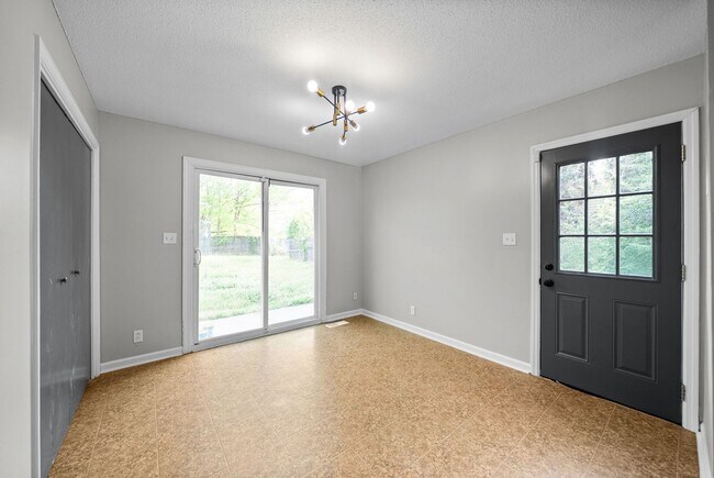 Building Photo - 3 Bedroom 1 1/2 Bath Renovated Home For Rent!