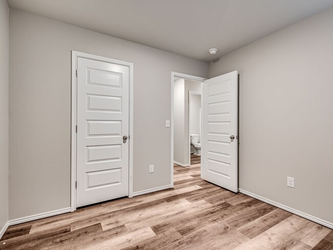 Building Photo - Home Close to Surrey Hills + 3 bedrooms
