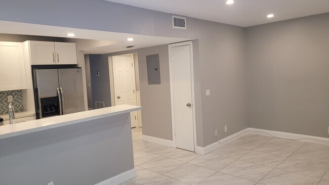 Den - 7338 NW 75th St