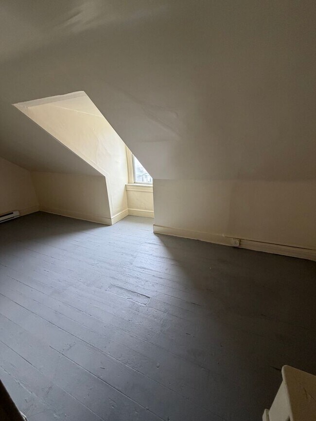 Building Photo - 121 Laurel St