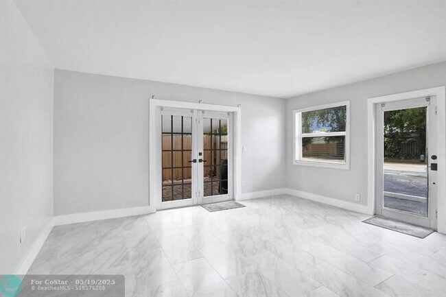 Building Photo - 802 SW 12th Ct