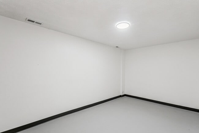Building Photo - 4319 S Elizabeth Ave