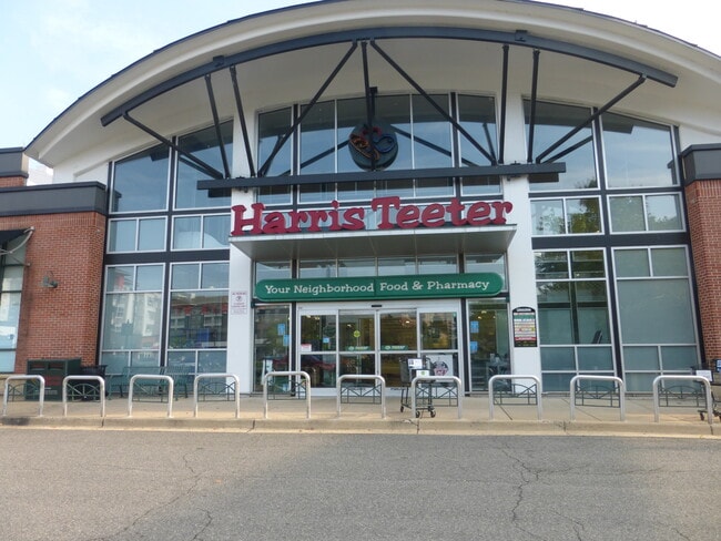 Easy access to shopping - 1300 Army Navy Dr