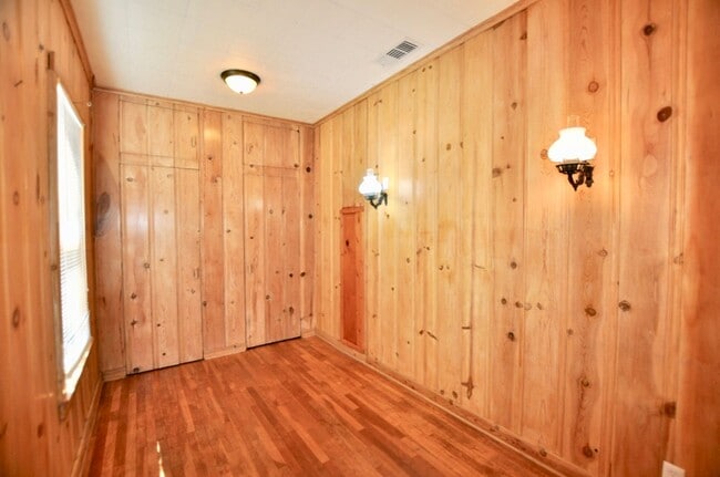 Building Photo - FOR LEASE! 3 BR - 1 BA - 1 Car Garage - 1,...