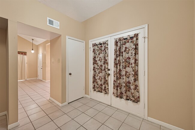 Building Photo - 11866 Plumbrook Dr