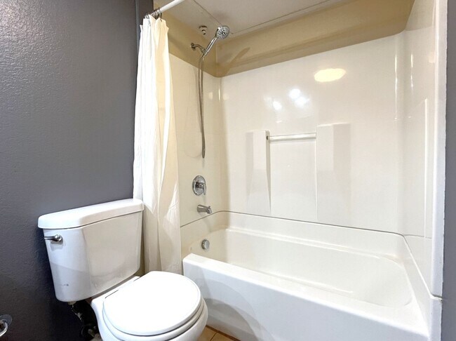 Building Photo - 1BR Condo with Private Balcony, Central A/C & Community Amenities in Corona