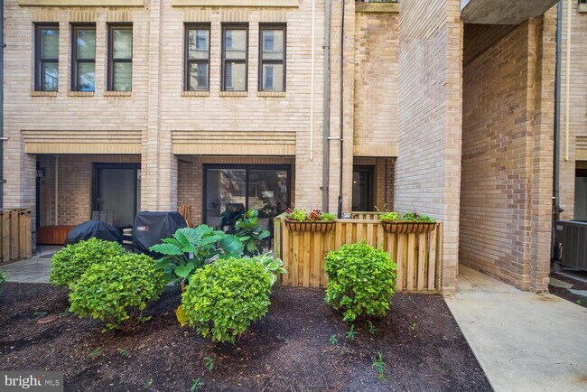 Building Photo - 1325 13th St NW